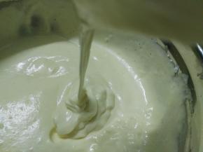 拌好的面糊细腻有光泽