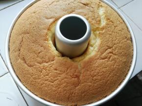 出炉后在灶台上30厘米高震模马上倒扣在晾网上放凉脱模。如果烤出成品出炉时满模将蛋糕倒扣在酒瓶口上。(如使用乐葵模具不能震模直接倒扣在晾网上)；