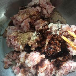 猪肉馅，加入五香粉、鸡粉、盐、生抽，老抽，顺着一个方向搅拌均匀。