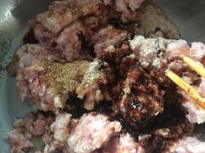 猪肉馅，加入五香粉、鸡粉、盐、生抽，老抽，顺着一个方向搅拌均匀。