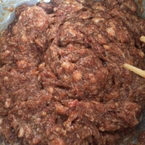 将100ml 凉白开分三次加入到肉馅中，然后用筷子顺着一个方向搅拌肉馅儿至吸收。