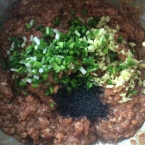 加入葱末、姜末、黑芝麻，搅拌均匀。