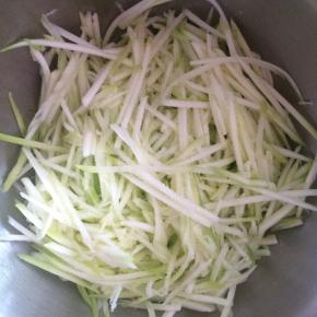 西葫芦擦细丝。