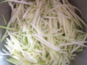 西葫芦擦细丝。