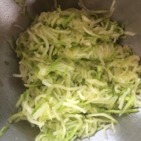 用少许盐拌一下，用手拧去多余的水分。用刀剁几下，切成小段。