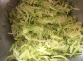 用少许盐拌一下，用手拧去多余的水分。用刀剁几下，切成小段。