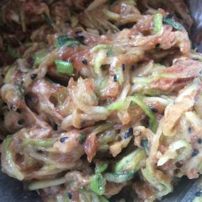 将西葫芦丝和肉馅搅拌均匀。