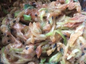 将西葫芦丝和肉馅搅拌均匀。