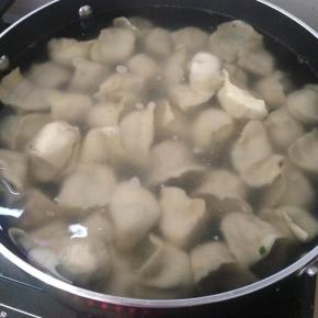 包好饺子，开水煮熟即可。