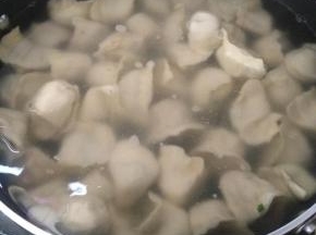 包好饺子，开水煮熟即可。