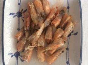 剥虾仁剩下的虾头。