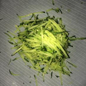 准备一些黄瓜丝。
