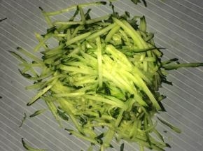 准备一些黄瓜丝。