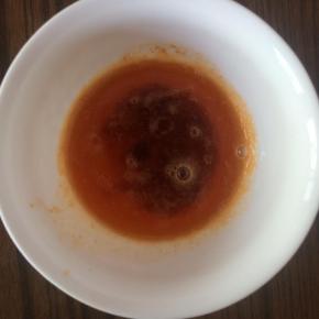 熬好的虾油盛出晾凉。