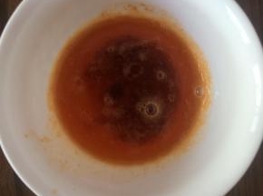 熬好的虾油盛出晾凉。