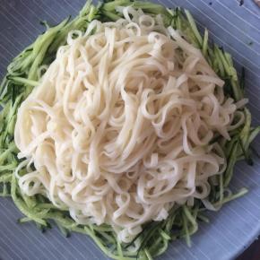 煮熟的面条捞出沥去水分，淋上虾油、撒少许盐、生抽，搅拌均匀即可食用。