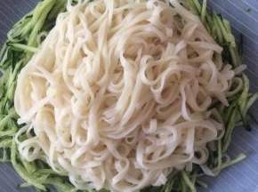 煮熟的面条捞出沥去水分，淋上虾油、撒少许盐、生抽，搅拌均匀即可食用。