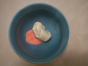 取适量白色牛奶味桃山皮，加入不同颜色的果味粉进行调色。粉色是草莓味，青苹果味是绿色，香芋味是紫色，香橙味是橘色。