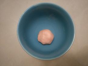 将粉揉进皮里，揉至光滑无即可。