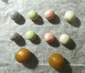 桃山皮调好颜色后分为10克一份，揉圆。