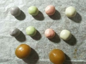 桃山皮调好颜色后分为10克一份，揉圆。