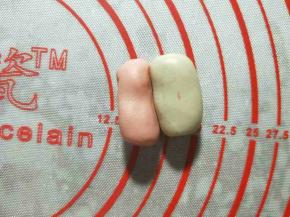 2份不同颜色的皮(总重量20克)合在一起。