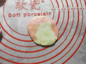 重新揉圆，按成中间稍厚边缘薄的薄片，因为是做双色的，不用把颜色刻意混合均匀。