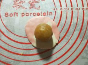 中间放入包好的月饼馅。