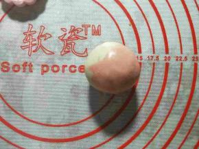 团圆，将月饼揉圆揉光滑。