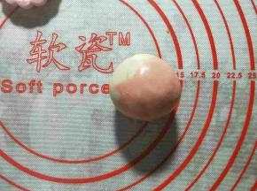 团圆，将月饼揉圆揉光滑。