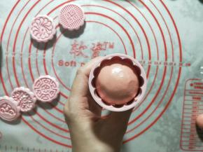 放入月饼模具中。