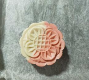 轻轻按压在烤盘上。