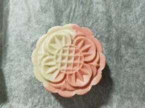轻轻按压在烤盘上。