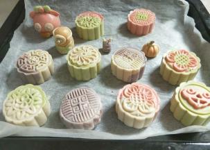 还做了一些卡通版的月饼。