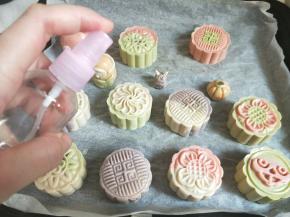 入烤箱前在表面喷少许水，预热烤箱，160度烤15分钟左右。