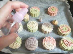 入烤箱前在表面喷少许水，预热烤箱，160度烤15分钟左右。