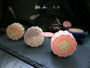 刚出炉的月饼是很软的，不能动容易变形。放凉后就会变硬。