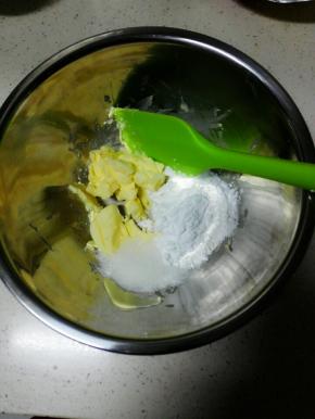黄油室温软化后，加入糖粉和盐，打发