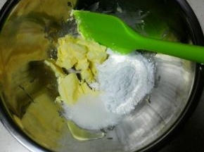 黄油室温软化后，加入糖粉和盐，打发