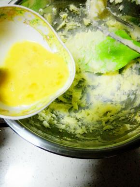 再加入蛋黄继续打发