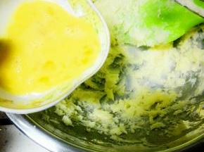 再加入蛋黄继续打发