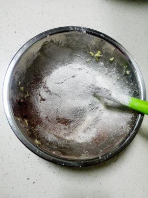 将低粉，杏仁粉，可可粉，混合过筛，翻拌均匀