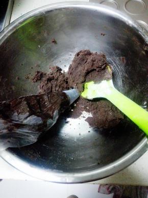 将拌好的饼干糊放入装了裱花嘴的裱花袋中