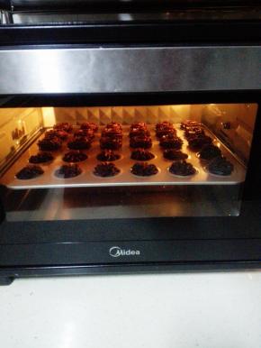 将挤好曲奇的烤盘放入烤箱中层，上下管，170度22分钟