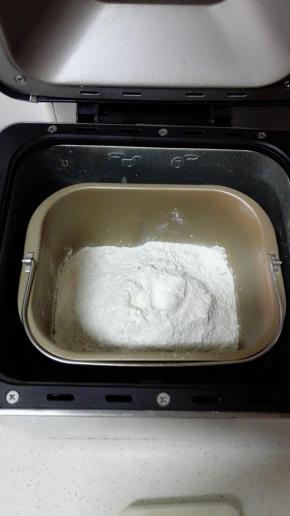 除黄油外所有材料放入面包机桶中，依次为:牛奶，鸡蛋，细砂糖，盐，高粉，低粉，酵母。选择自定义和面，揉面15分钟