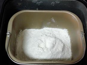 除黄油外所有材料放入面包机桶中，依次为:牛奶，鸡蛋，细砂糖，盐，高粉，低粉，酵母。选择自定义和面，揉面15分钟