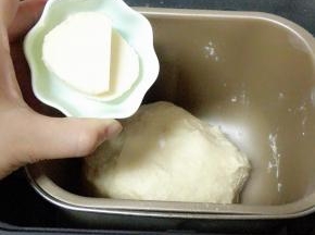 加入软化的黄油，继续揉面15分钟至完全阶段