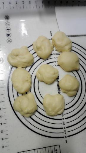 将发酵好的面团分成9等份