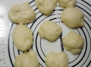 将发酵好的面团分成9等份