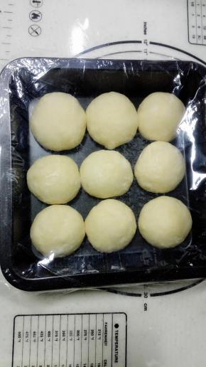 将小面团全部揉圆，放在烤盘内盖上保鲜膜静置松弛15分钟